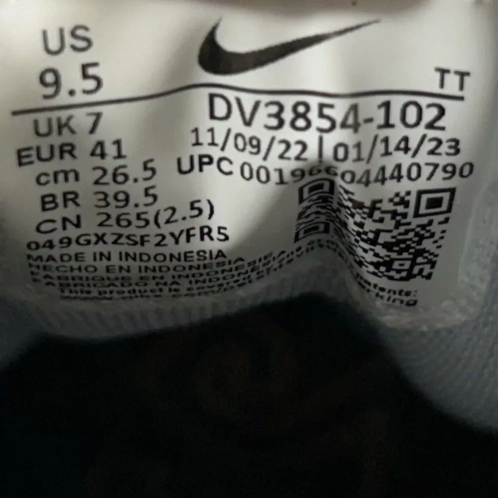 Nike Air Zoom Pegasus 40 DV3854-102 Women’s Size 9.5 White Athletic Shoes Used